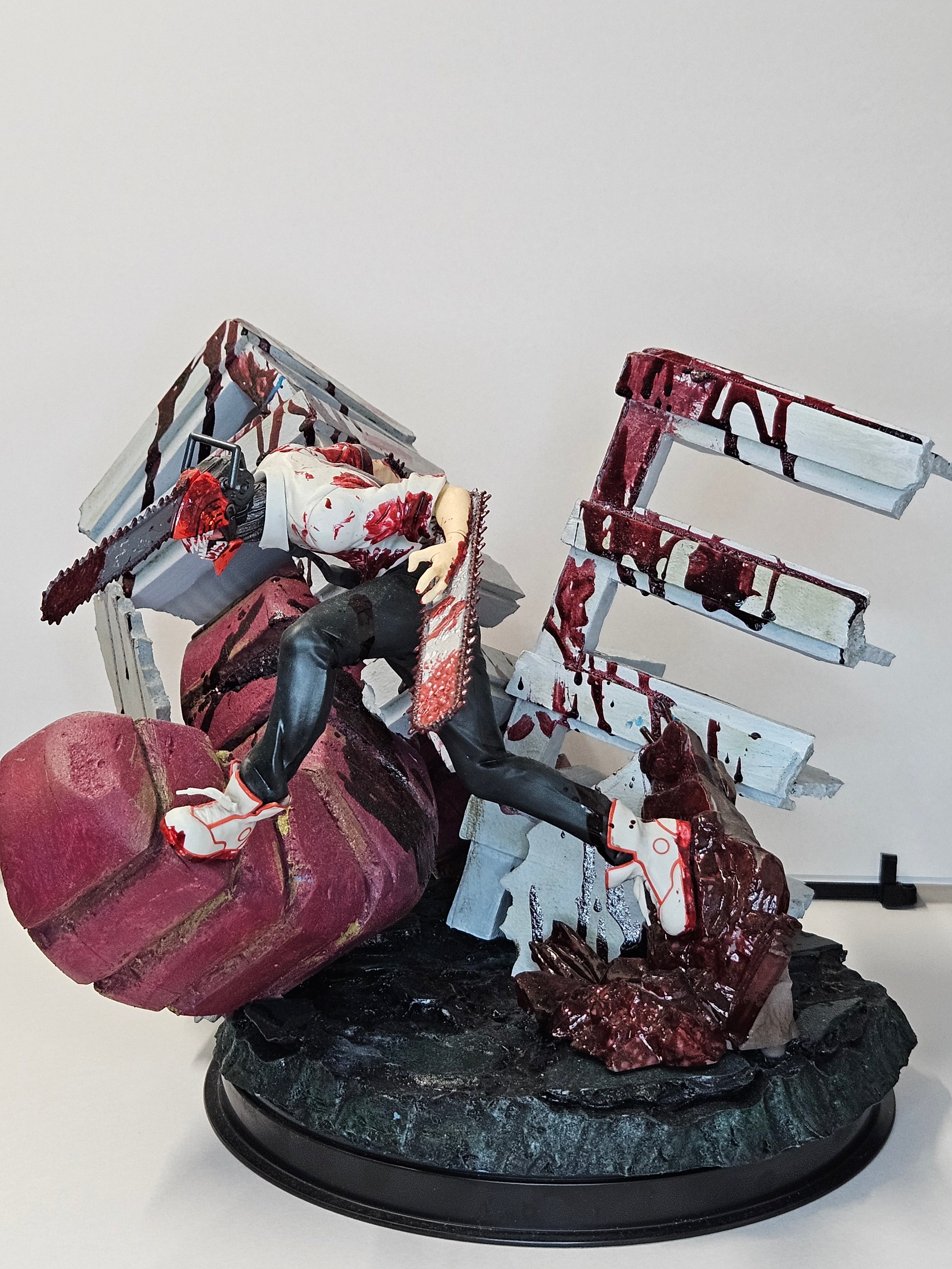 Figura repintada del Hombre de la Motosierra