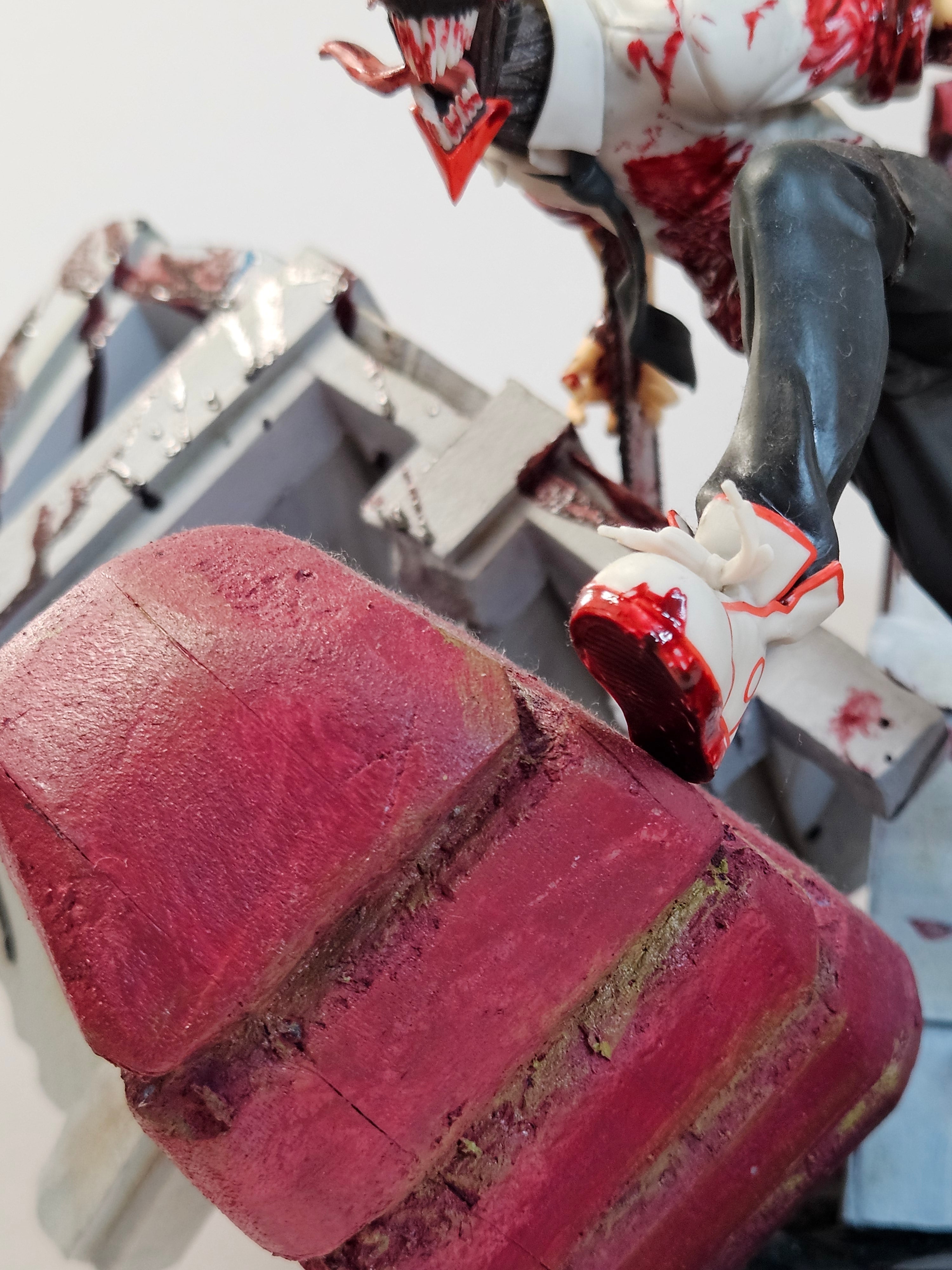 Figura repintada del Hombre de la Motosierra