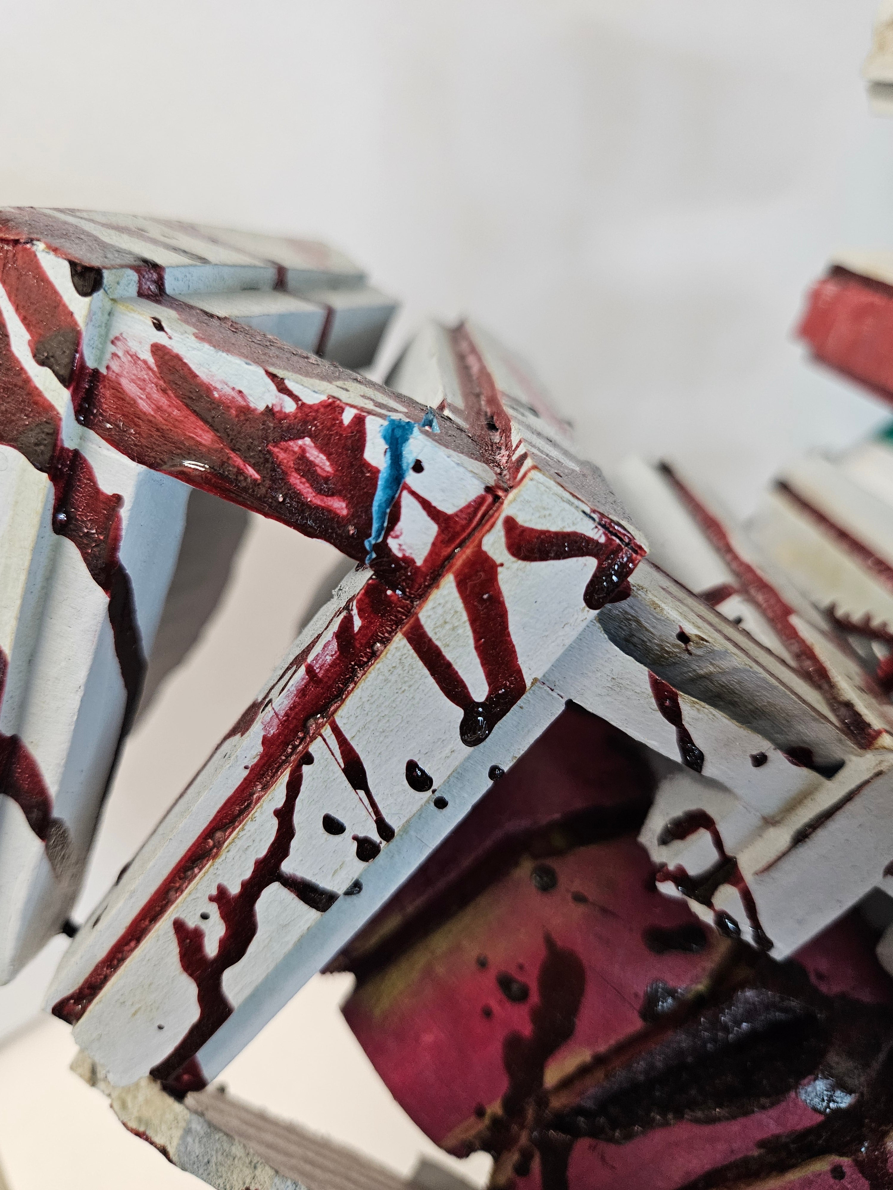 Figura repintada del Hombre de la Motosierra