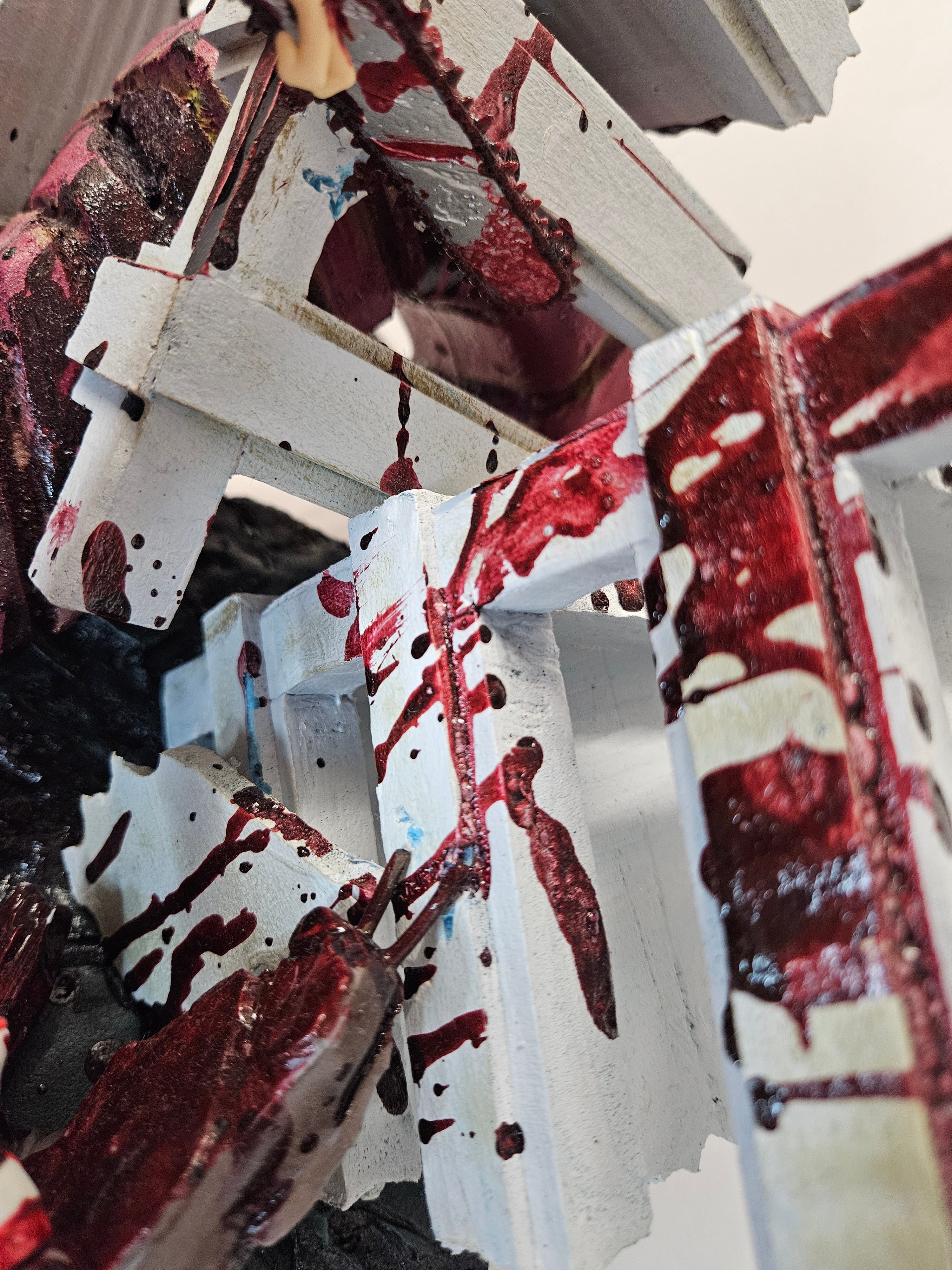 Figura repintada del Hombre de la Motosierra