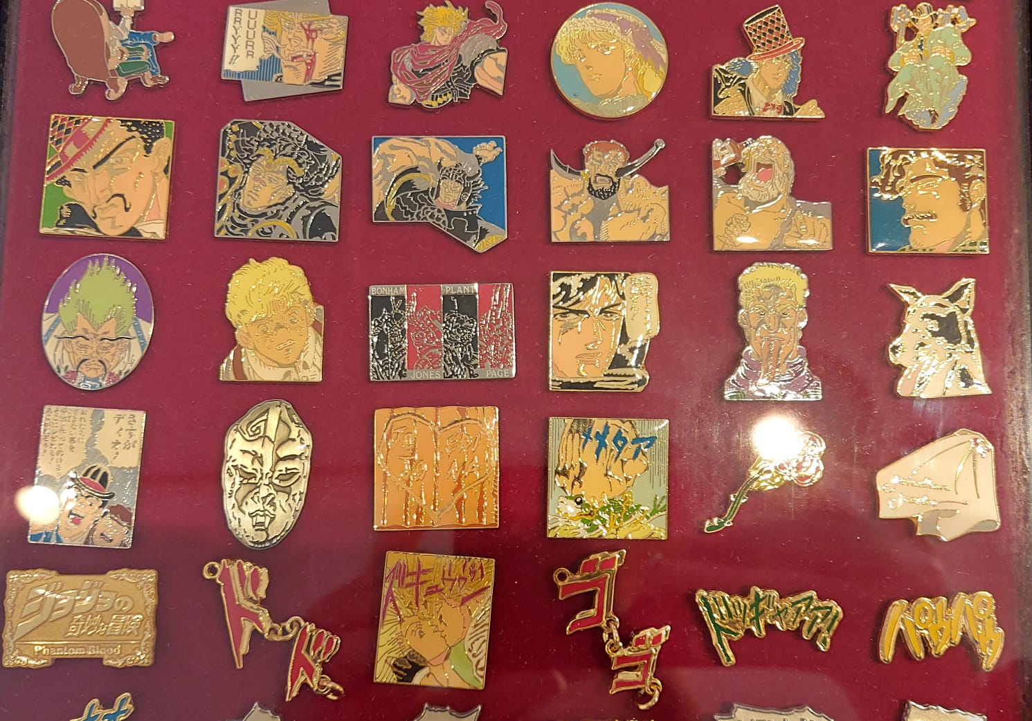 Conjunto de pins e insignias de JoJo's Bizarre Adventure